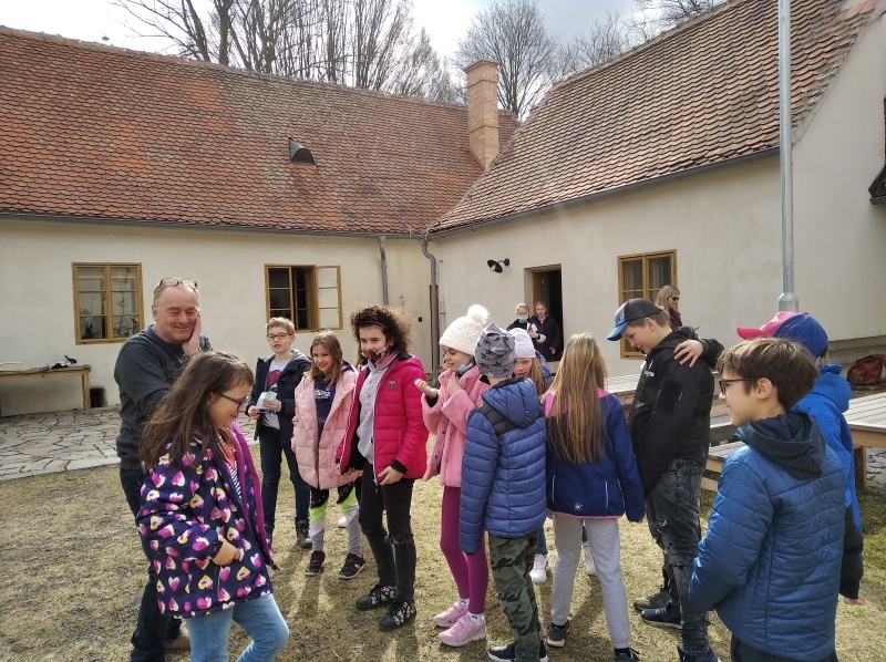 Žáci před školou