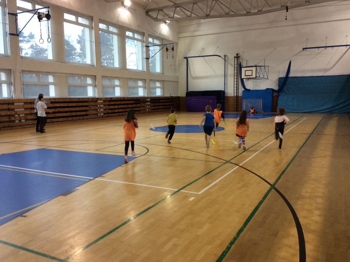 Žáci hrají basketbal v hale