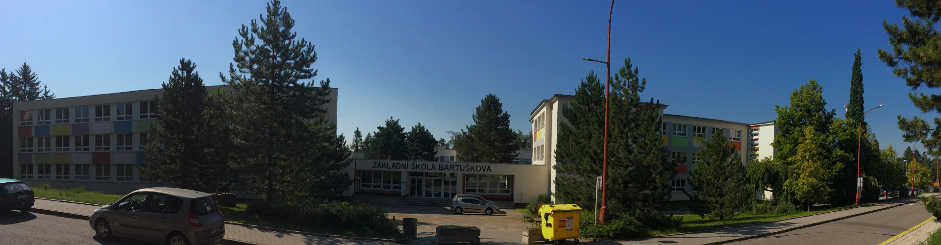Přední vstup do ZŠ Bartuškova