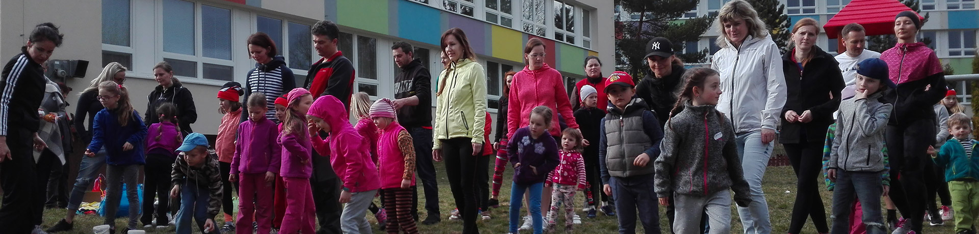 Rodinná sportovní akce před školou